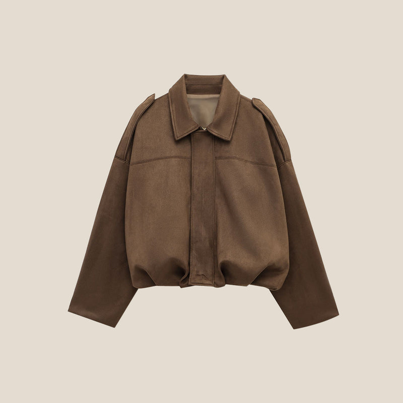 Chaqueta marrón de SOERA sobre fondo neutro