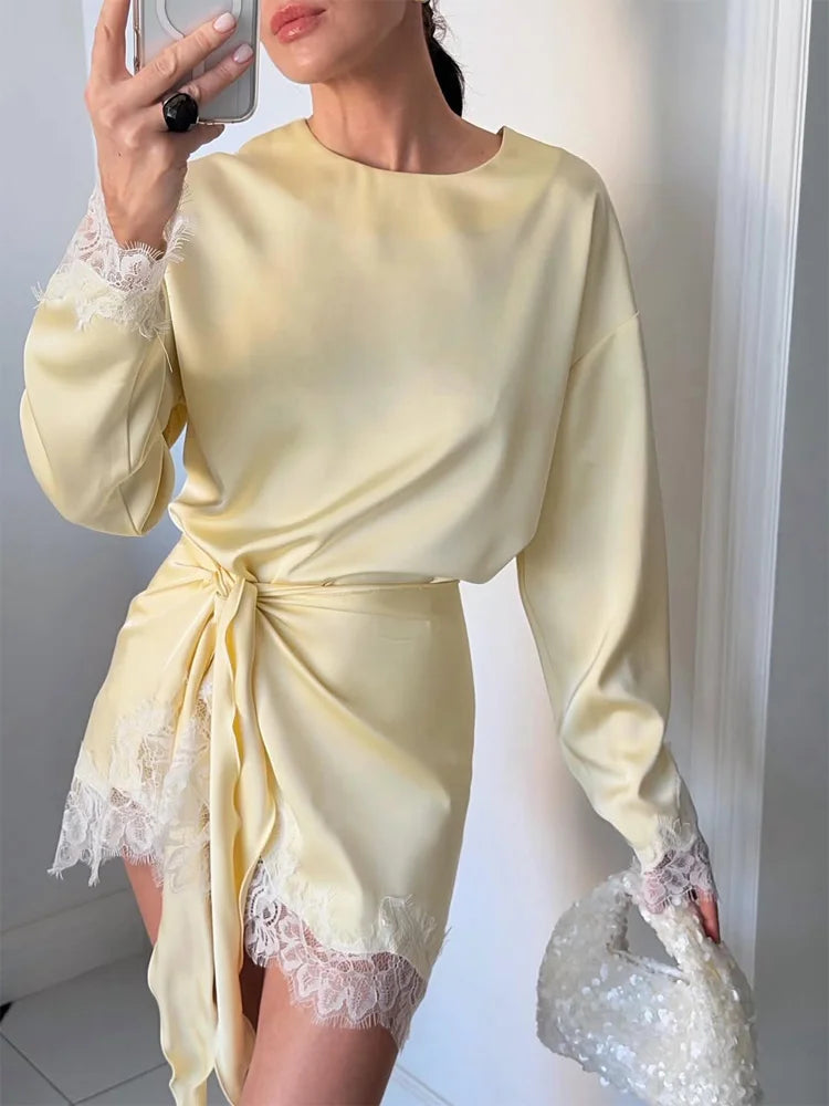 Robe Céleste en satin, dentelle et lien à nouer