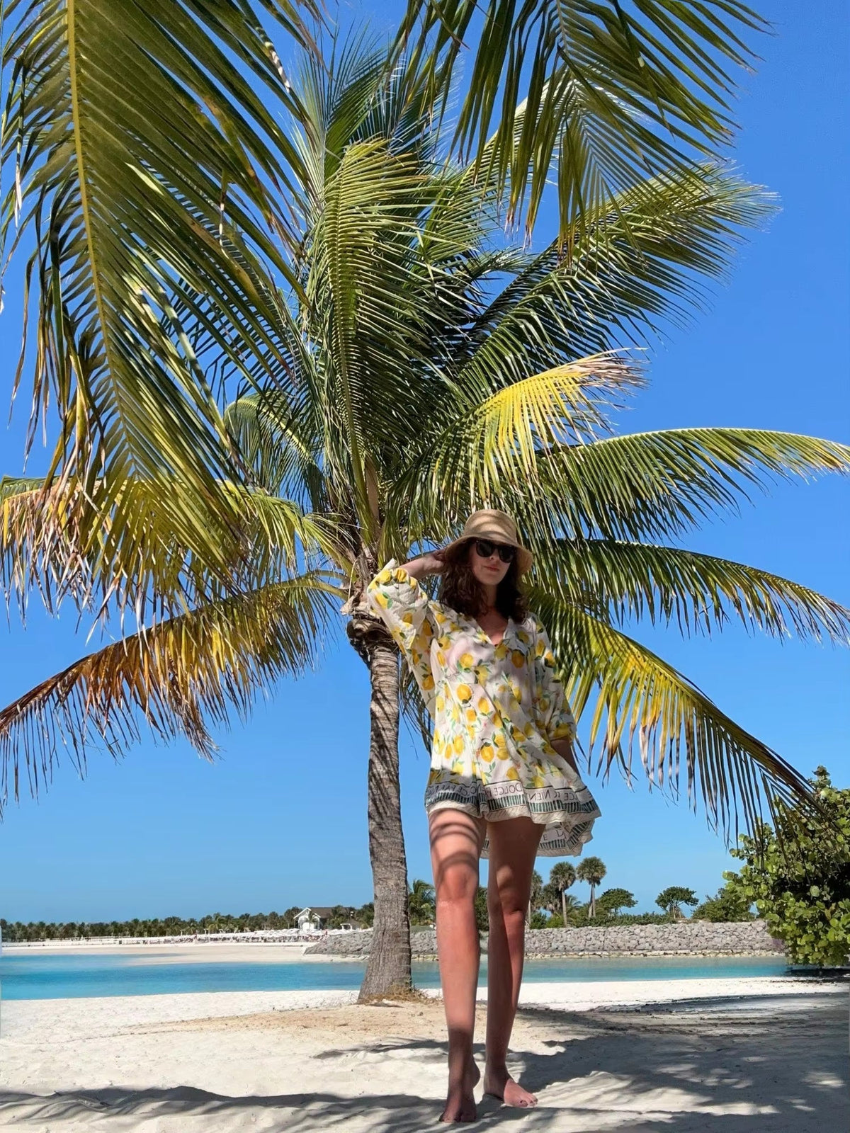 Look SOERA avec un chapeau de soleil