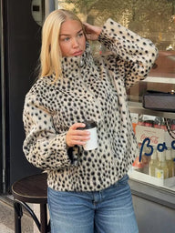 Daniela Jaqueta de Pele Sintética com Gola Alta e Leopardo