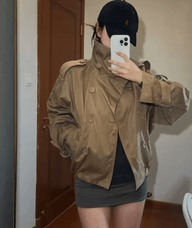 Valerie Trench Cropped con Cuello Alto y Funnel