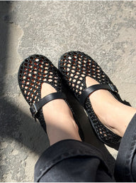 Bianca gewebte flache Sandalen mit Cut-outs